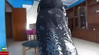 أطباء مثارون يسجلون بورنو مكثف على كرسي المكتب