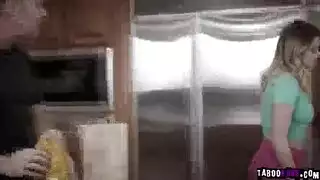 صديق والدها الأكبر سناً يسيطر عليها ويضاجعها على أرضية المطبخ