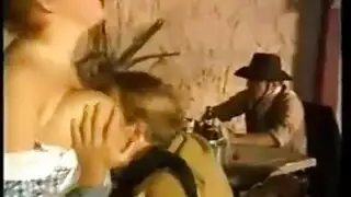 بزاز كبيرة و شهية لخادمة ساخنة تتناك من زب سيدها على الطاولة