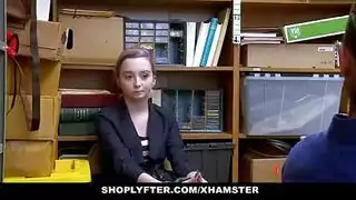 مراهقة لصّة تحصل على استجواب عنيف: مضاجعة عنيفة على المكتب
