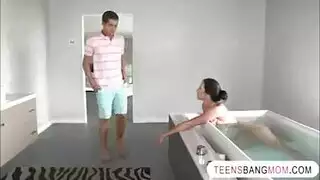 جماع محرم: رجل مسيطر يضاجع زوجة الأخ وأختها في أوgy إباحية