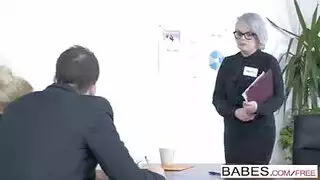 اجتماع العمل يصبح حفلة نيك صريح مع قذف داخلي