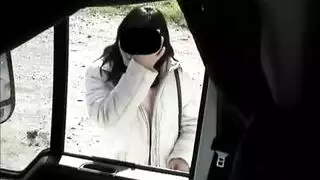 كوخ سكس متنقل: وضعية الكلب وتدليك الثدي في الكابينة