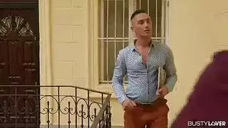 عاهرة شقراء تُشوى بين رجلين في نكاح صباحي خشن