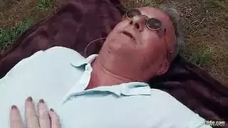 فتاة قانونية تركب قضيب الجد الصلب في مشهد إباحي