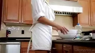 نجمة البورنو الساخنة ناتلي ستار تتناك نيكة قوية في المطبخ