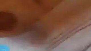 خادمة تُخدم عضوي رجلين عربيين في ثلاثي إباحي