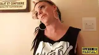 ربة منزل متعطشة تأخذ حفنة الزب السميك من الجار