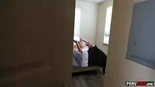 ابن الزوج المصاص ينيك زوجة أبيه ذات الثديين الضخمين