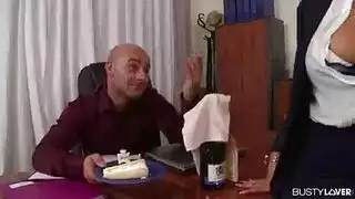 المدير الأصلع يملأ الأفواه والكس في جنس مكتبي صارخ