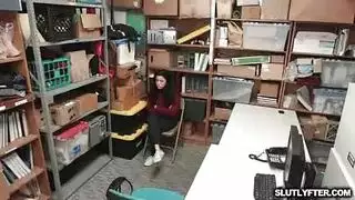 قضيب شرطي كبير يحشو فتحة مراهقة صغيرة ضيقة