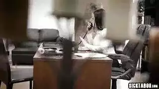 جنس قوي على المكتب: موظفة تركب ويتم مص ثدييها