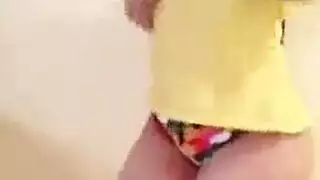 رقصة عربية عارية بالكامل: أثداء وأرداف ترتد في مشهد إكس إكس إكس