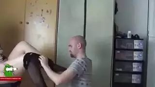 شاب أصلع قاسي يخلع ملابس زوجة ممتلئة وينيكها بعنف