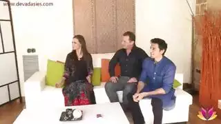 الزوج المخدوع يغط في النوم بينما صديقه يمارس الجنس معها بشراسة