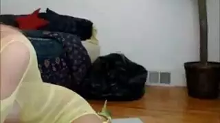 من نظرات مغرية إلى فعل صريح: فتاة الكاميرا تمص قضيبًا أسودًا كبيرًا