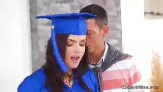 ينكح قريبته التي تخرجت من الجامعة نيك محارم أجنبي ساخن جدا