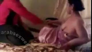 جنس زوجي إباحي: رجل هائج يمارس الجنس معها بعمق وهي تنتحب بهدوء يا حبيبي