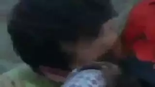 حفلة جنس في كوخ خارجي: أثداء لوسي تتعرض للعبث خلال جنس جامح