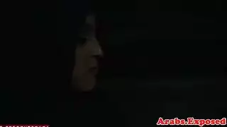 عاهرة محجبة كيوت تتعرض كسها المشعر للدمار على يد أجنبي