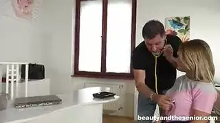 طبيب مسن يملأ الشقراء الشابة بالسائل المنوي