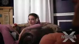 أشاهد البورنو مع أختي حتى نهيج أحنا الاثنين ونمارس سكس المحارم