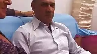إباحية خشنة: قضيب ضخم يمدد فتحة صغيرة ضيقة