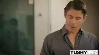 المدير التنفيذي يضرب كس السكرتيرة الضيق على المكتب