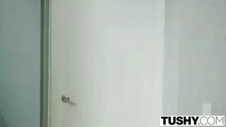 زوجة مثيرة تأخذ قضيب السكرتير الطويل الصلب لركوب عميق