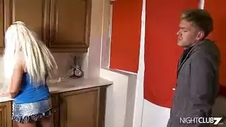 نيك محرم: مص عميق وقذف داخل صديقة أخي الشرموطة