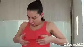 حامل تمص بقوة حتى ينفجر المني على وجهها