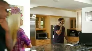 هوس بالقضيب الأسود: زوجة تُركب بينما الزوج يشاهد