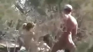 لا تستطيع مقاومة مشاهدته وهو يضرب لحمه بينما هي عارية تمامًا
