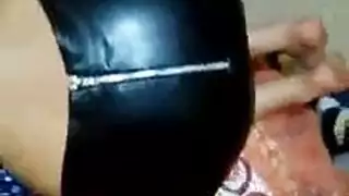 جلسة استمناء مركزة على مؤخرة منحنية بالجلد