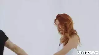  بشرة فاتحة وشعر أحمر، مستعدة للجنس الجماعي