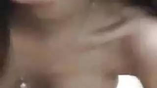 ويب كام حصري: فتاة آسيوية تدخل أصابعها بعمق في كسها الضيق