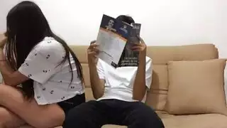 الفاتنة النائمة تُملأ مهبلها الحليق على الأريكة