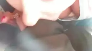 الشقراء الشرموطة تكشف بزازها في الطائرة وتمص زب الراكب بجوارها