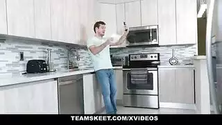 المراهقة المخادعة تداعب صديقها حتى يمارس الجنس معها ويقذف داخلها