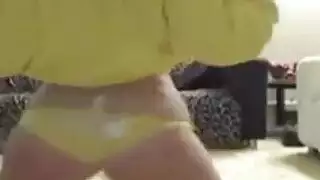 أم عربية مثيرة تثير بثدييها الطبيعيين الممتلئين على الكاميرا
