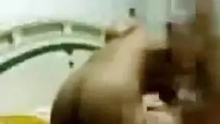 ربة منزل مستسلمة تمارس الجنس بقوة مع متنمر عدواني