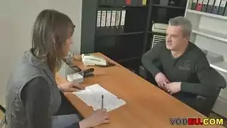 الموظفة الألمانية الصغيرة تتناك من رجل عجوز نياك وتمص زبه بالمكتب