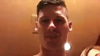 سكس على الشاطئ: الزوج ينيك طيز زوجته الشقراء الضيقة علناً
