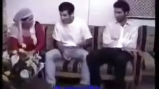 ثلاث مصريات تخدم قضيب رجل