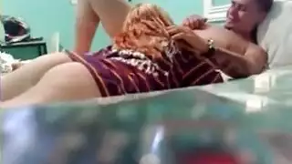 ثنائي هاوي يصور جلسة ركوب قاسية على سطح المكتب