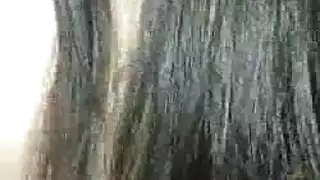  تختنق بقضيب ضخم حتى يملأ فمها بالسائل المنوي