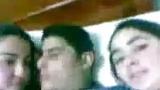 طليق مصري يحصل على مص ثنائي ثم ينيك نجمتين إباحيتين