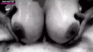 حمولة مني ضخمة تنثر على ثدييها