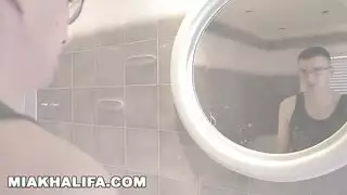 معلمة سمراء مثيرة تشاركك خبرتها الجنسية