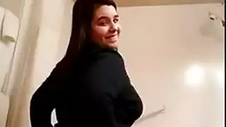 إغراء جامح: فتاة تتباهى بكس وطيز مثاليين في مشهد هاردكور